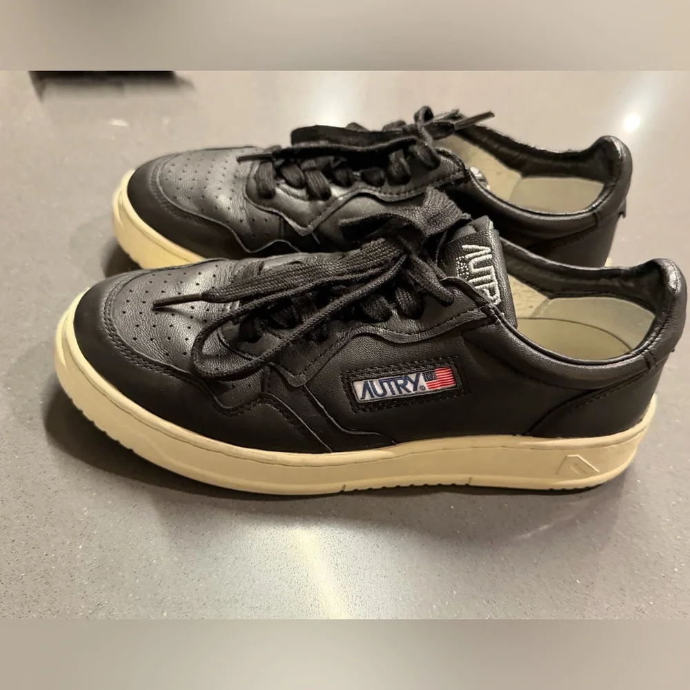 Autry Black Leather Medalist Low Sneakers in Super Soft Nappa Size 39 US 9 EUC